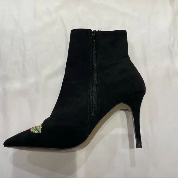 Betsey Johnson Estelle Black Embroidered Flower Boots Heels Size 8.5 Whimsigoth - Picture 6 of 13